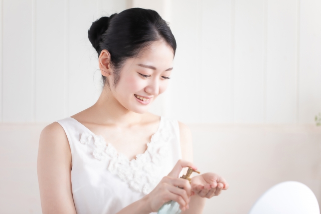 女性が、洗面台でクレンジングを使用し、1日のメイク汚れを丁寧に落とすスキンケアの様子