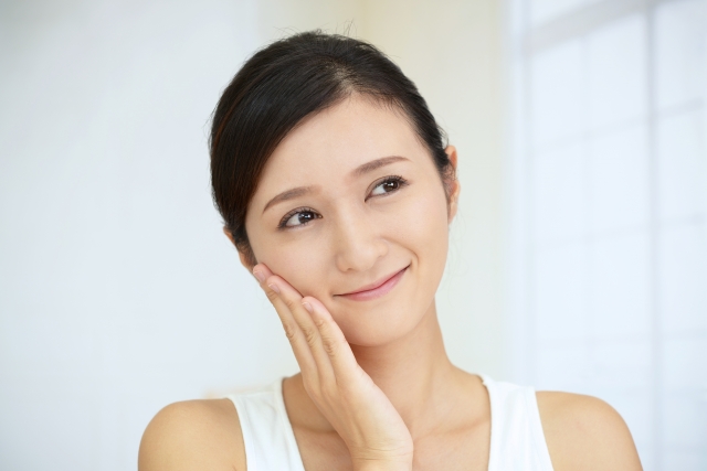 女性が、自分に合うクレンジングを見直し、洗い上がりの潤いと肌の状態に満足している様子｜アーバンコスメ
