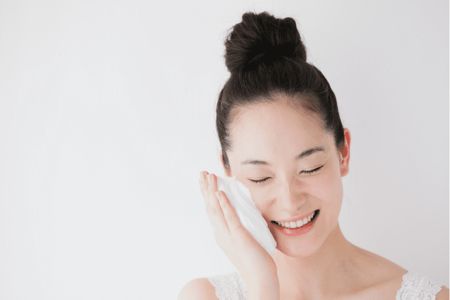たっぷりと弾力のある濃密な泡で、1日の疲れをリセットするように優しく洗顔をしている女性の様子｜アーバンコスメ