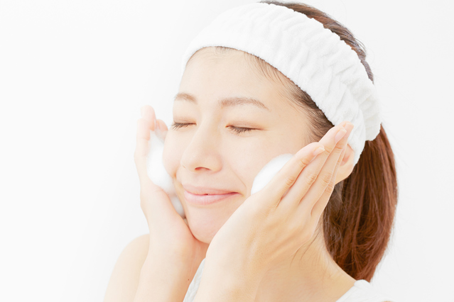 たっぷりと弾力のある濃密な泡で、1日の疲れをリセットするように優しく洗顔をしている女性の様子｜アーバンコスメ