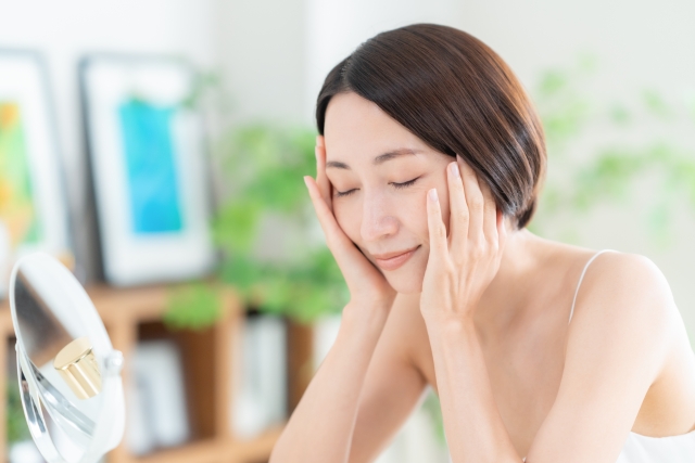 手のひらの体温で美容液を温めながらお肌に密着させ、成分が角質層まで浸透していく心地よさに浸っている女性の様子｜アーバンコスメ