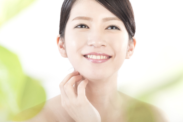 乳液とクリームのダブル使いでうるおいの保護膜をまとい、しぼみ感のないふっくらとした肌の仕上がりに心から満足して微笑んでいる女性の様子｜アーバンコスメ