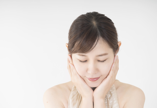 仕事や家事で忙しく過ごした夜、洗い流し不要のクレンジングウォーターで負担をかけずにメイクオフし、肌本来のうるおいを守りながらすこやかに整った質感に安らぎを感じている女性の様子｜アーバンコスメ