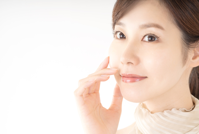 クレンジングミルクのまろやかなうるおいでメイクをオフし、洗い上がりの肌に触れて、化粧水をなじませた後のような、もちもちとした保湿感とすこやかな肌の感触を実感し満足している女性の様子｜アーバンコスメ